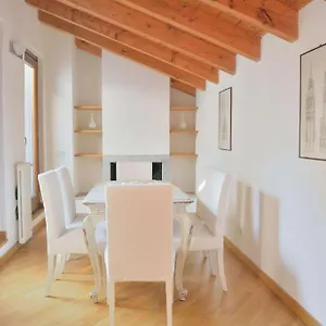 https://mansarda-in-piazza-duomo.italymilanhotels.net